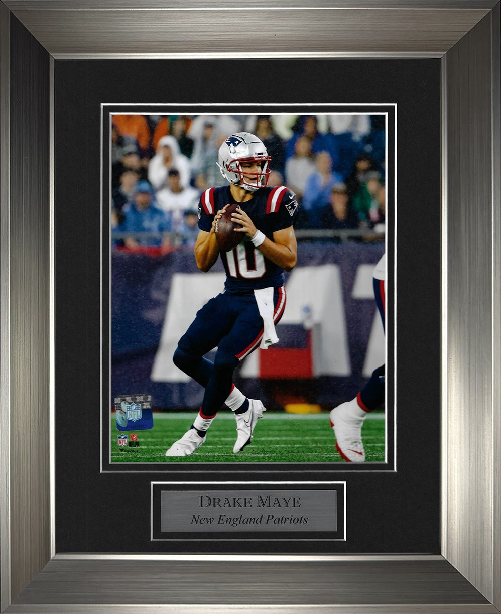 Drake Maye Photo Look To Pass 11x14