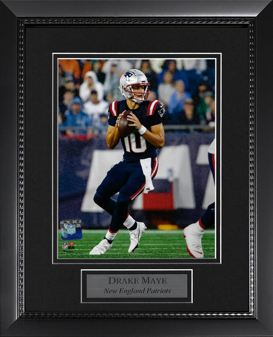 Drake Maye Photo Look To Pass 11x14