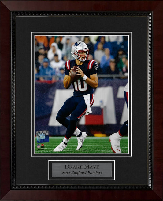 Drake Maye Photo Look To Pass 11x14