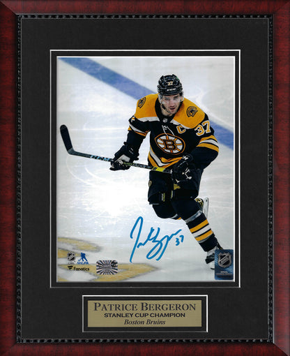 Patrice Bergeron Autograph Photo Skate One Leg 11x14
